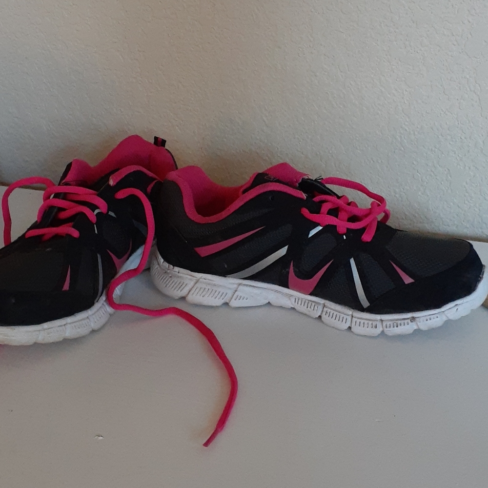 Girls tennis shoes